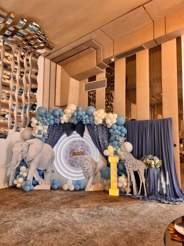 Decor de botez în nuanțe de albastru cu baloane și elefanți
